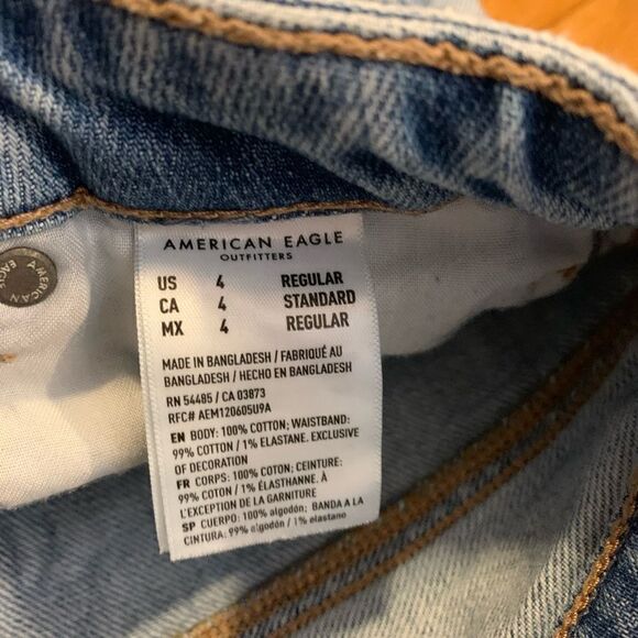 American Eagle size 4 distressed mom jeans - Picture 4 of 4